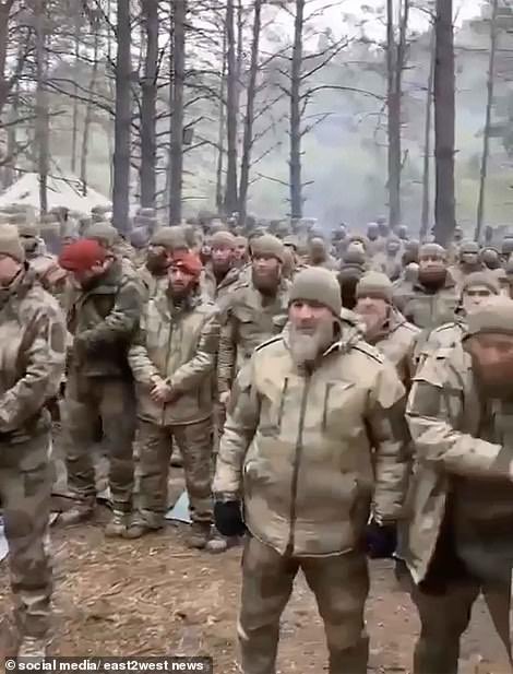 Почему не воюют чеченцы. Лесные братья имарат кавказ. Чечня солдат 1995 грозный. Почему не воюют чеченцы. Спецназ чечни кадыровцев.