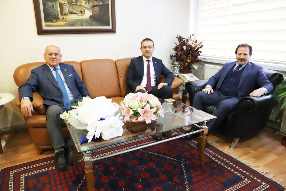 MehmetYiginer's tweet photo. 33. Vergi Haftası kapsamında ziyaretimize gelen Ankara Vergi Dairesi Başkanı Sayın @yukselduman ve beraberindeki heyeti ANKESOB’da ağırladık. Nazik ziyaretlerinden dolayı kendilerine teşekkür eder, tüm vergi dairesi çalışanlarının ve mükelleflerinin Vergi Haftasını kutlarım. https://t.co/tYHkFyePp5