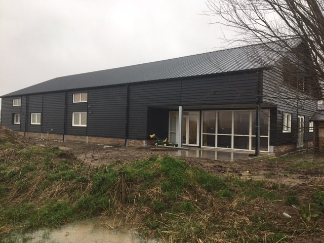 Oplevering van zuivelschuur bij de fam. Commijs in Maasdam maakt de weg vrij om dit gebouw binnenkort in gebruik te nemen. Vanaf productieruimte via opslag naar de winkel geeft een prachtige verbreding van de bedrijfsactiviteiten. #HoekscheZuivel van harte gefeliciteerd.