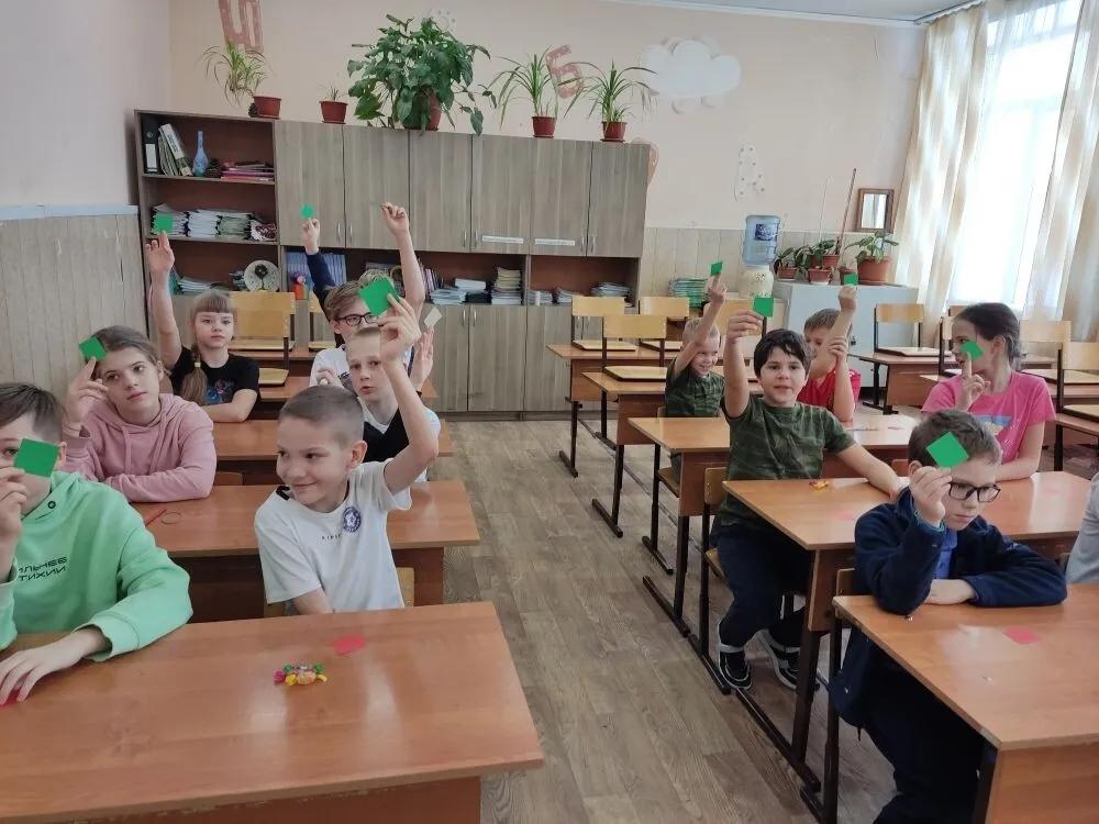 cabinaox's tweet photo. Ученикам нравятся интеллек-ые игры и викторины! Именно в этой дея-ти у ребят расширяется кругозор, развив. память, мышление и творч.воображение. Девятиклассники  отрабатывали задания, напр.на проверку умений применять знания в нестандартных ситуациях и в различных сферах дея-ти https://t.co/sc9mbCuJvT