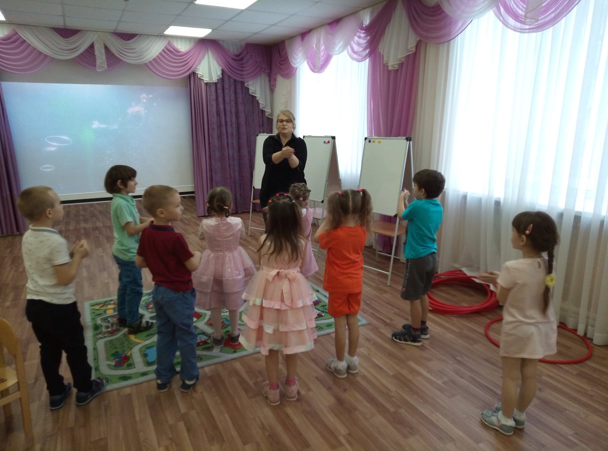 Воспитанники старшей группы "Солнечные лучики" сегодня побывали в морском путешествии (открытое занятие по нетрадиционным техникам рисования, педагог Жижина С. М.).
Свои впечатления дети отобразили в работах с помощью рисования мыльными пузырями, выдувания, штамповкой и т. д.