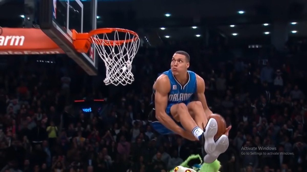 NBAMemes's tweet photo. Throwback to the greatest dunk I've ever seen in the dunk contest🙌 https://t.co/FV5hS2lrjv