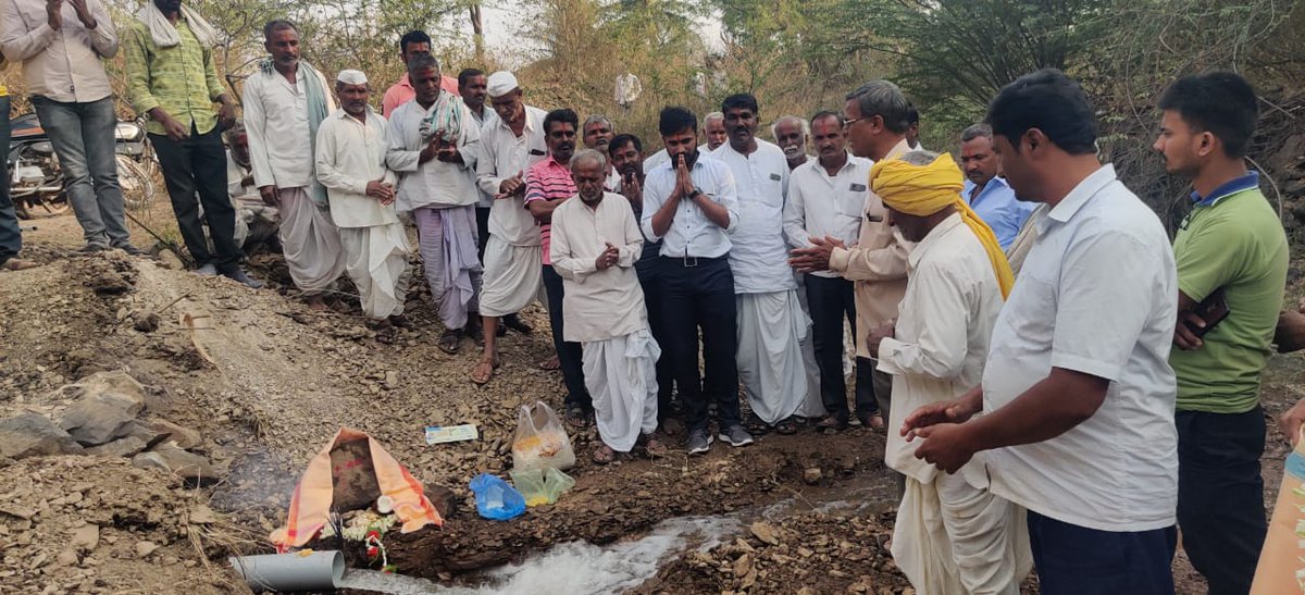 MBPatil's tweet photo. ಹೆಬ್ಬಾಳಟ್ಟಿ &amp; ಕುಮಠೆ ಗ್ರಾಮದ ಕೆಲವು ರೈತರ ಜಮೀನು ನೀರಾವರಿಯಿಂದ ವಂಚಿತವಾಗಿತ್ತು. ಈ ಸಮಸ್ಯೆ ಬಗೆಹರಿಸಲು ವೈಯುಕ್ತಿಕವಾಗಿ 5 ಲಕ್ಷ ರೂ ವೆಚ್ಚಮಾಡಿ ಪೈಪ್ ಲೈನ್ ಅಳವಡಿಸಿಕೊಟ್ಟೆ. ಪ್ರಾಯೋಗಿಕವಾಗಿ ಇಂದು ಲೆಂಡೇನ ಹಳ್ಳಕ್ಕೆನೀರು ಹರಿಸಲಾಯಿತು. ಫಲಾನುಭವಿ ರೈತರು ಅನುಕೂಲ ಮಾಡಿಕೊಟ್ಟಿದ್ದಕ್ಕೆ ಹರ್ಷ ವ್ಯಕ್ತಪಡಿಸಿದರು. https://t.co/nL1j3xteZ2