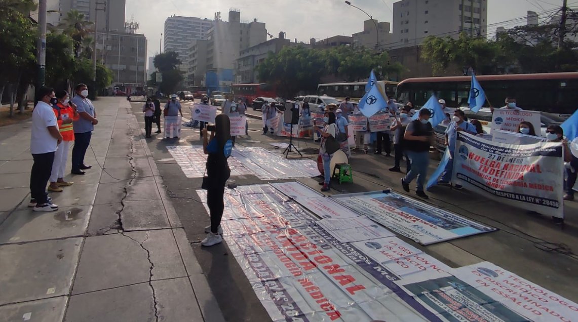 InfoSindicatos's tweet photo. Ante @EsSaludPeru, representantes #SINASSC728 y profesionales de la salud #CASCovid junto a la congresista @chabelitacongre exigieron el pase al régimen laboral 728 a la Dirección Ejecutiva del Seguro Social de Salud. ¡Basta de discriminación laboral! @BetssyChavez @2030Agenda https://t.co/7O6Hffsfb8