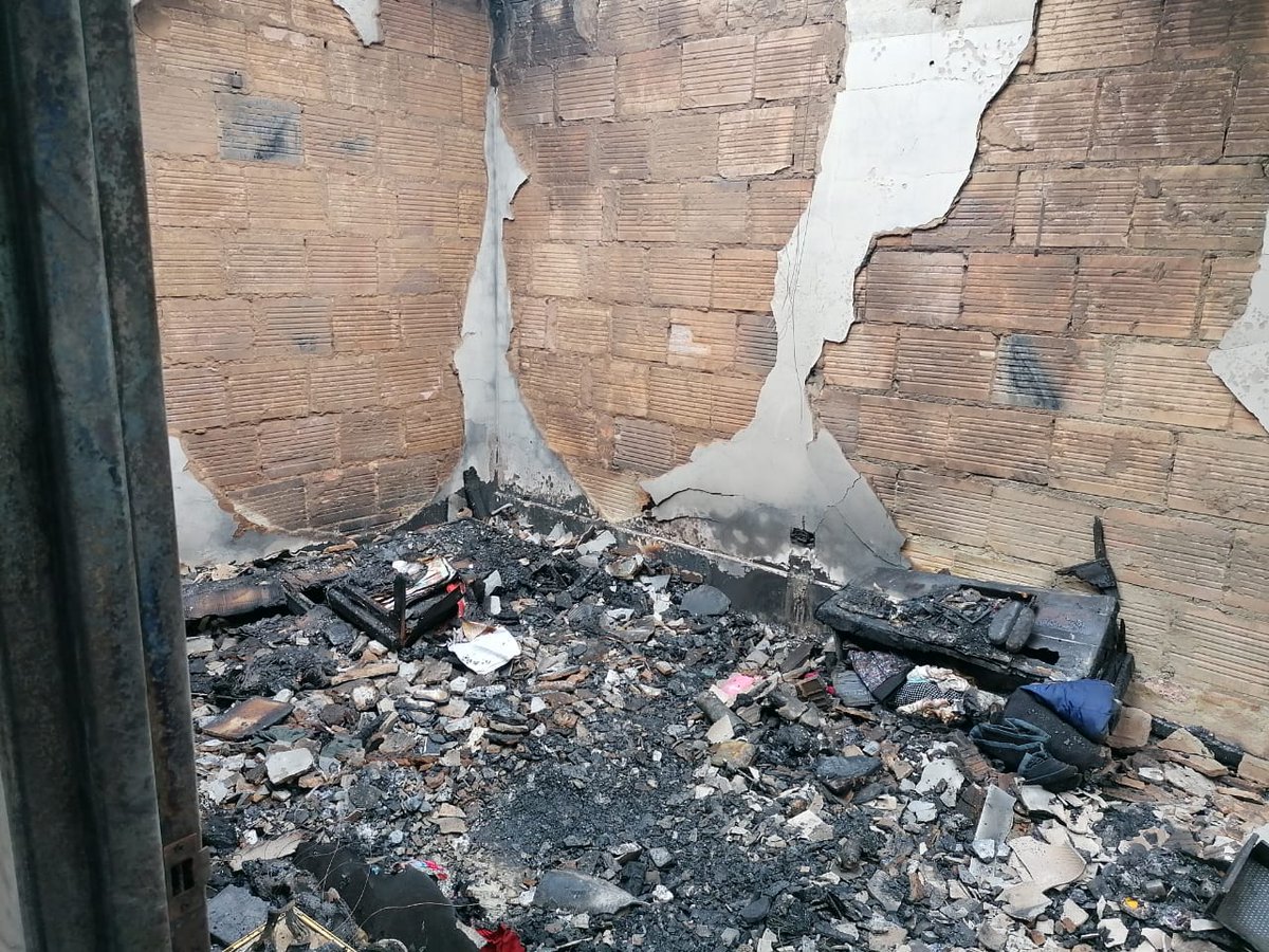 Robespierre0321's tweet photo. Una compañera perdió todas sus cosas en un incendio en su casa, dejándola a ella y a su mamá sin absolutamente nada. Dejo sus datos en el hilo para aquellos que quieran apoyarlas y solidarizarse con la situación. https://t.co/ezAaXIKGBo