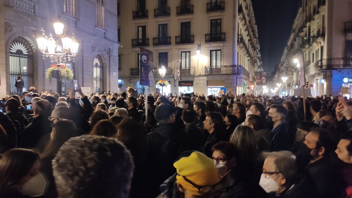 peigis's tweet photo. Gràcies per omplir ahir la plaça Sant Jaume. Sou increïbles! ❤️💥#salvembetevé #culturabetevé https://t.co/YF4a6lvLlq
