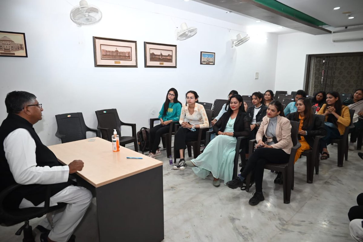 rsprasad's tweet photo. अपनी शुभकामनाओं के साथ मैंने इनसे खादी व मधुबनी कला से प्रभावित कपड़े और बिहार के पारंपरिक वेशभूषा को भी परिधान के रूप में प्रोत्साहित करने का आग्रह किया। https://t.co/BTyhQvs5Xf