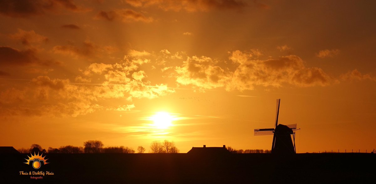 Deze week een mooie zonsondergang kunnen vastleggen na veel dagen regen en harde wind. 
#rtvnoord #buienradar #Eemshaven #zonsondergang <a href="/Het_Hogeland/">Gemeente Het Hogeland</a> <a href="/Noorderland/">Noorderland</a> @ocredactie