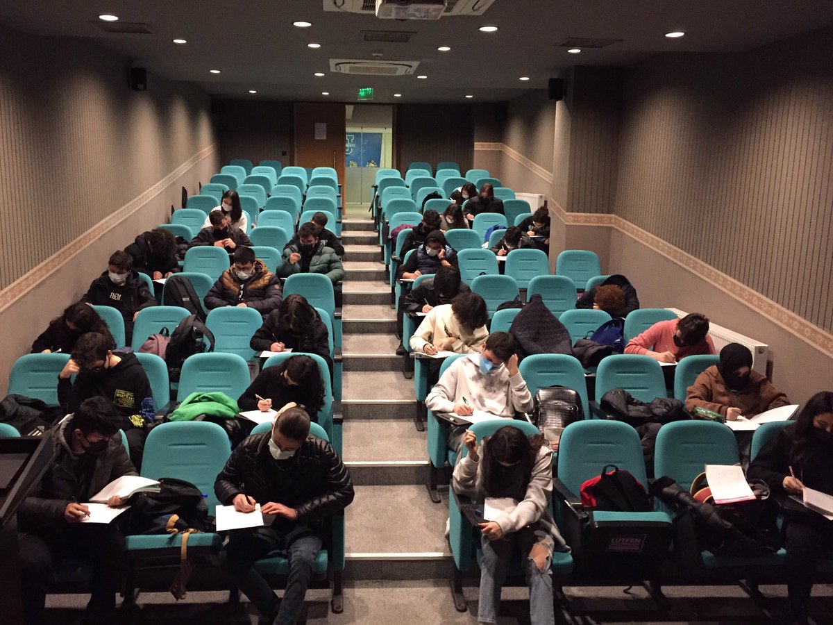 SenyurtEgemen's tweet photo. Etüt diliminde 10. sınıf öğrencilerimiz ile birlikte mini bir çalışma 📝📖📚📐📏🔍 https://t.co/tVSZM85Sjv