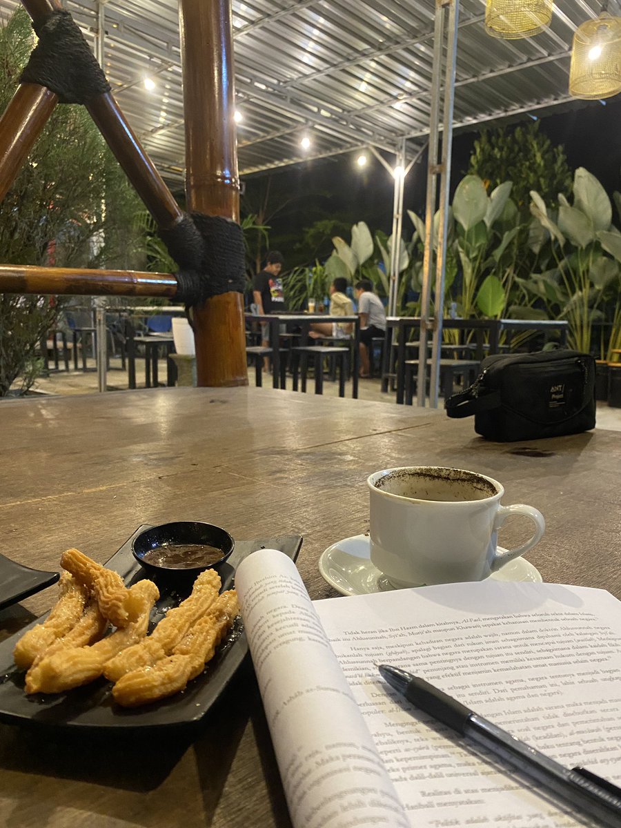 miezaad's tweet photo. Ngopi sambil baca2 twit netizen yang sok ikut komen masalah adzan dan anj*ng.
subuh gak tau kerungu adzan gayane kate bela adzan! https://t.co/mzljLMa1Qc