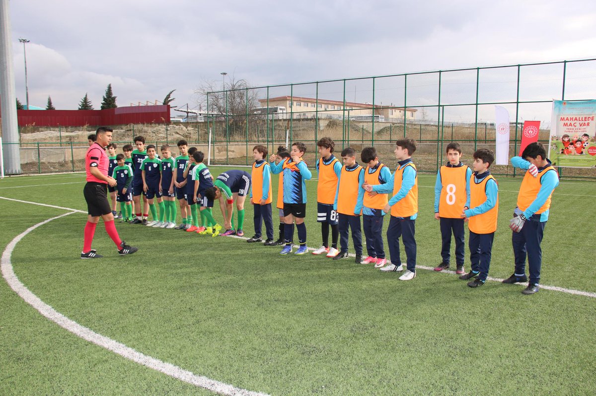 🇹🇷"Mahallede Maç Var" TBMM 23 Nisan Futbol Turnuvası; Gençlik ve Spor İl Müdürümüz <a href="/CemilBOZ/">Cemil BOZ</a> 'un başlama vuruşunu yapması ile ilimiz Merkez Spor Kompleksi'nde başladı.⚽️
 <a href="/tbmmresmi/">TBMM</a> <a href="/kasapoglu/">Dr. Mehmet Kasapoğlu</a> <a href="/gencliksporbak/">Gençlik ve Spor Bakanlığı 🇹🇷</a> <a href="/analigsb/">Anadolu Yıldızlar Ligi</a>