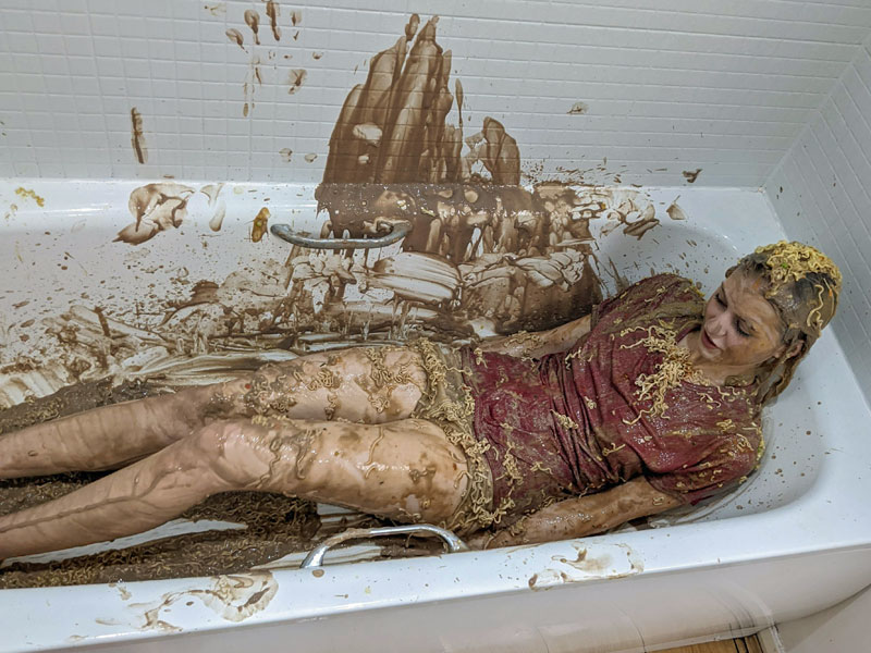 SploshDating's tweet photo. Bath Time. #WetAndMessy #Sploshing https://t.co/H79xxEtN0i