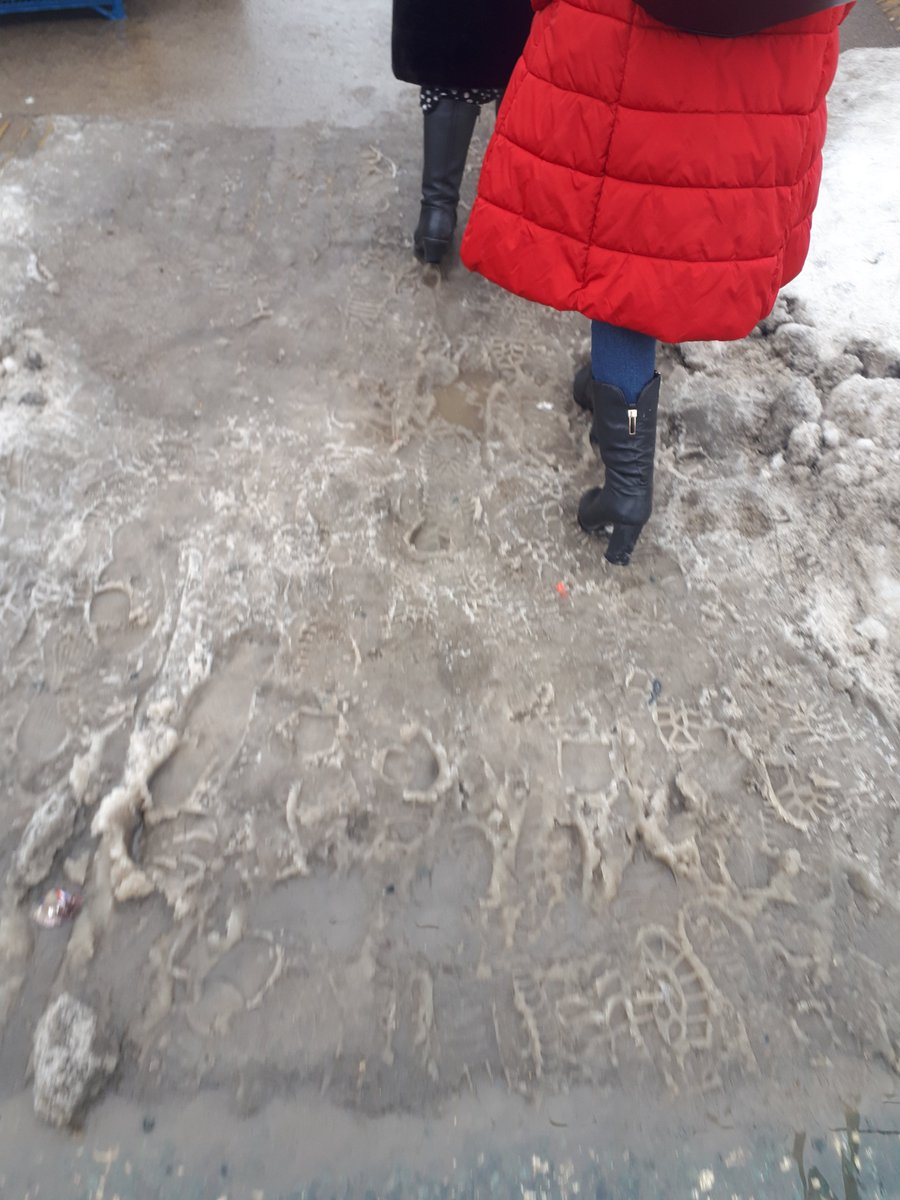 philolojka's tweet photo. @promadm @SamMobilePriem здравствуйте, тротуары в ужасном состоянии, ост кинотеатр Шипка, с обеих сторон и во всех направлениях, лед, на стыке дороги и тротуара снежная каша, лужи https://t.co/BlwN4WCVQW