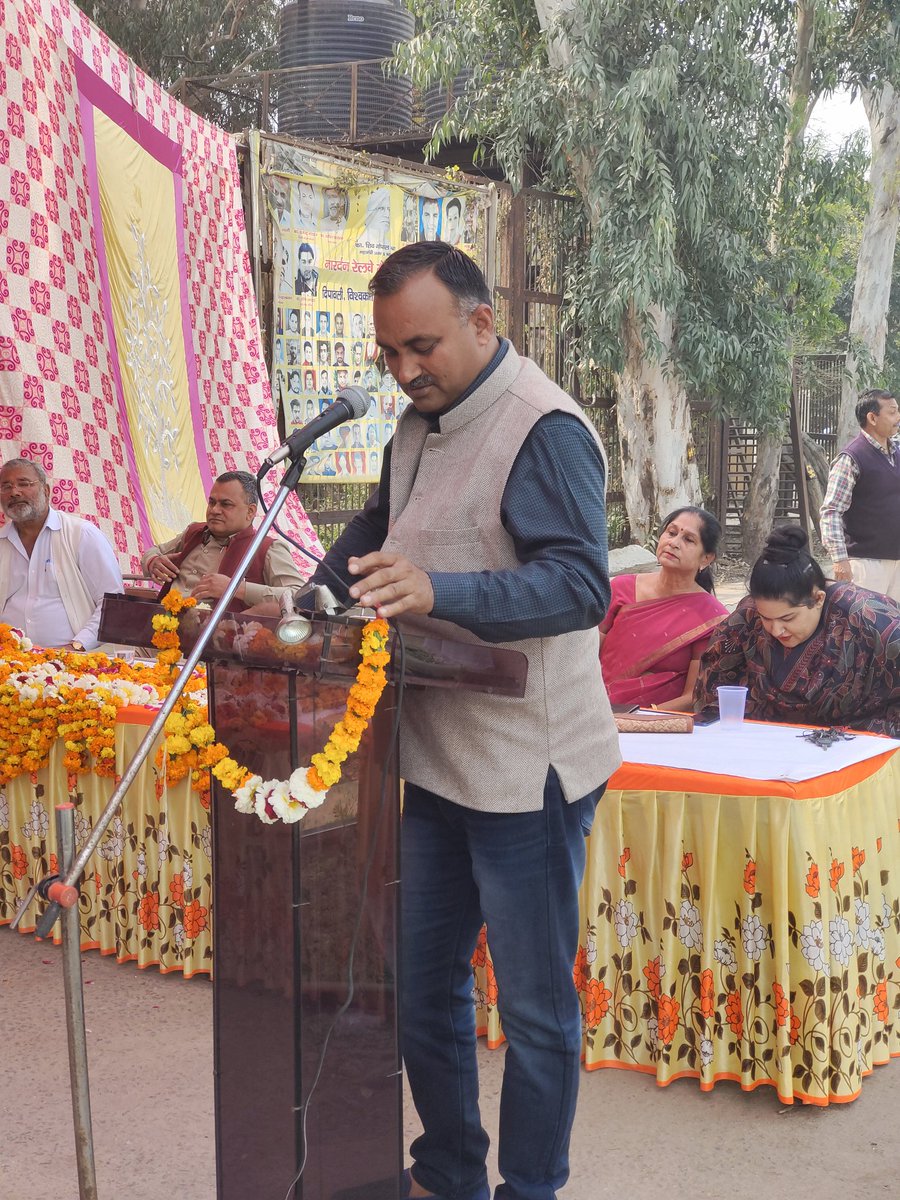 Sandy2255's tweet photo. आज दिनाँक-25/02/22 को शकूर बस्ती ब्रांच में महिला कर्मचारियों की मीटिंग सम्पन्न हुई। जिसमे समस्त शाखा की  लगभग 175 महिला कर्मचारियों ने भाग लिया।
@NRMUDelhiSocial 
@AnoopNrmu https://t.co/KB8tVTPja2