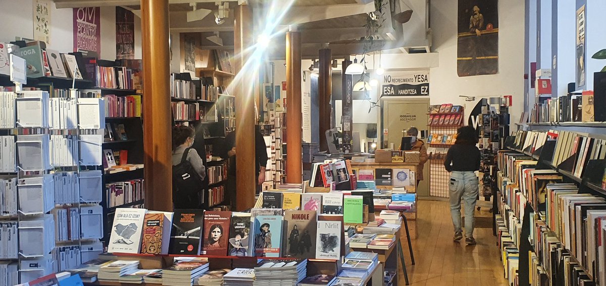 MikelRazkin's tweet photo. La presentación del libro "Pinceladas y Fotogramas" en la Librería Katakrak fue un rotundo éxito.
Muchas gracias a todas/os. https://t.co/fMJTfPhUcb