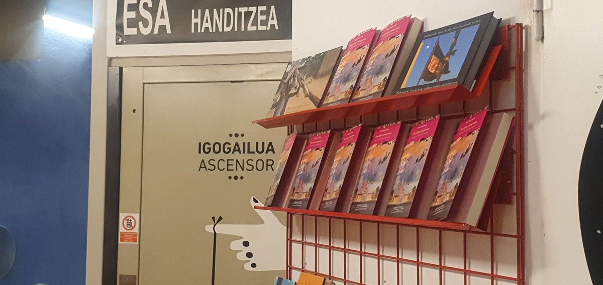 MikelRazkin's tweet photo. La presentación del libro "Pinceladas y Fotogramas" en la Librería Katakrak fue un rotundo éxito.
Muchas gracias a todas/os. https://t.co/fMJTfPhUcb