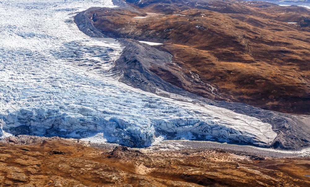 Melting at the base of the Greenland Ice Sheet is occurring more rapidly than previously estimated, according to a study. In PNAS: ow.ly/7gyE50I3Ev2