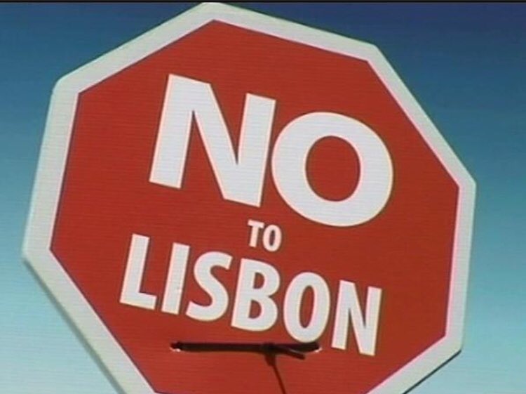 TwiterusMaximus's tweet photo. 🧞♂️Cast your mind back to 2009...
What chance do we have with a *Triple Lock* when you have a Tánaiste & Irish minister for foreign affairs brining us into a war that has NOTHING to do with us??
#NoToLisbon2
#NoToTreason https://t.co/O5xiuEd4oz