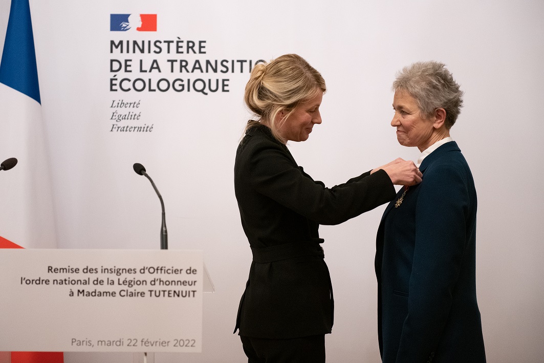epe_asso's tweet photo. @epe_asso est fier de vous annoncer que les insignes d’Officier dans l’ordre national de la Légion d’honneur ont été remis à @ClaireTutenuit, Déléguée générale de l’association, par Madame Bérangère Abba, Secrétaire d’Etat chargée de la #Biodiversité. https://t.co/2EmXha4SqZ
