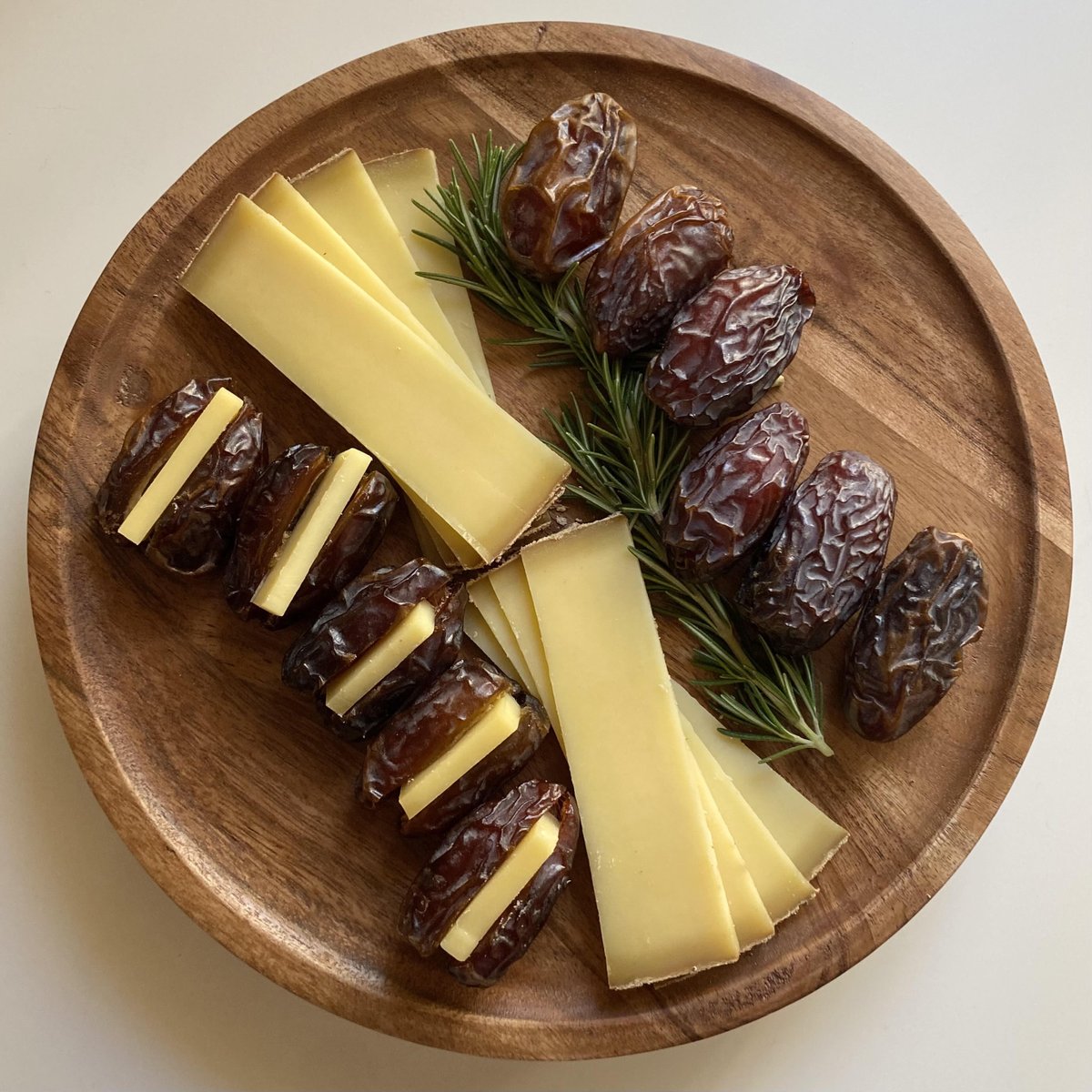 Comte_USA's tweet photo. What's better than pairing chewy Medjool dates with rich, creamy Comté!?! Here's a tempting platter for a snack or a dessert. These dates are from Nature's Anthem in the Coachella Valley! #comté #comtecheese #frenchcheese #iloveimportedcheese #mejooldates #perfectdessert https://t.co/u6dDkqUxkj