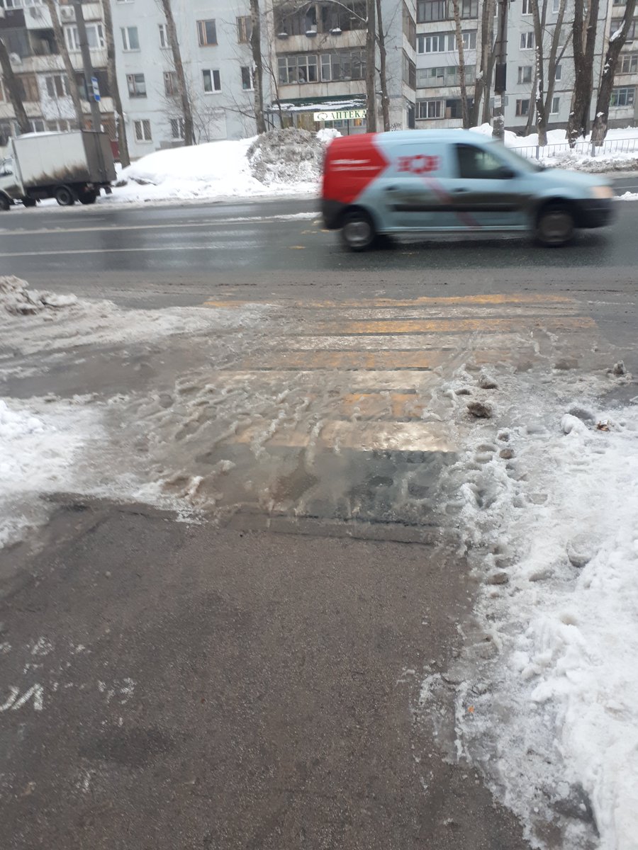 philolojka's tweet photo. @AdmSov @SamMobilePriem здравствуйте, отвести и забрать ребенка из садика, школы квест. Скользко ужасно. На пешеходном переходе 22 партсъезда каша, большие лужи https://t.co/1URnp7VsSD
