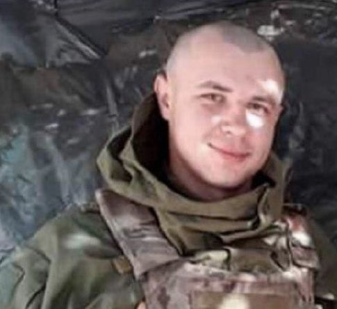 Vitaly Skakun tornou-se um herói após sacrificar-se para explodir a Ponte Henichesk que estava com minas, mas um comboio russo avançava e não havia tempo para detoná-la remotamente. Então, Skakun ligou para sua unidade militar e disse que faria isso manualmente... e disse adeus.