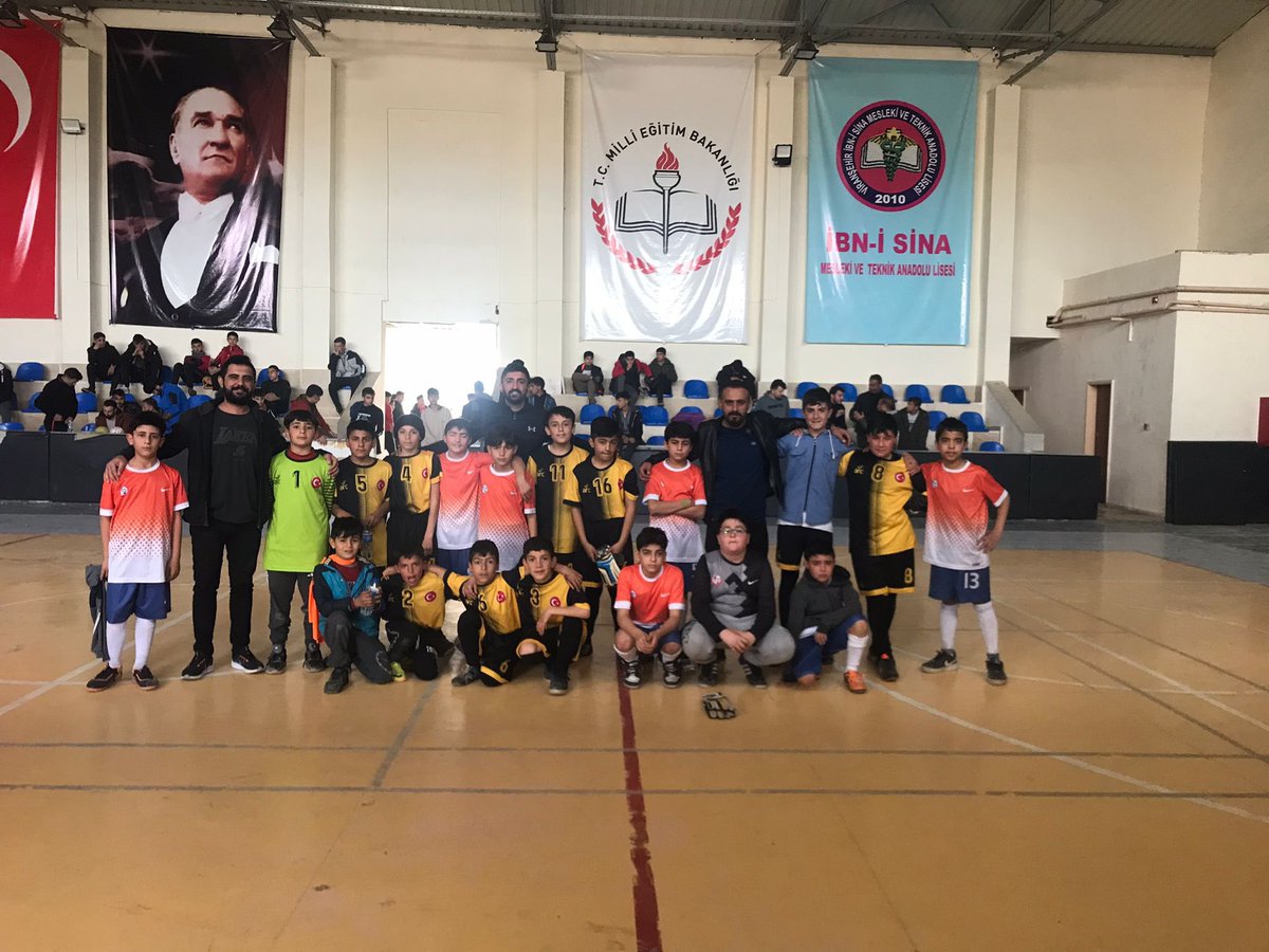 Minik erkekler futsal da Viranşehir ilçe şampiyonuyuz 
Öğrencilerimizi ve öğretmenlerimizi tebrik eder başarılarının devamını dilerim emeği geçen beden eğitimi hocalarımız Derya ve Engin hocayı tebrik eder başarılarının devamını dileriz👏👏🏆