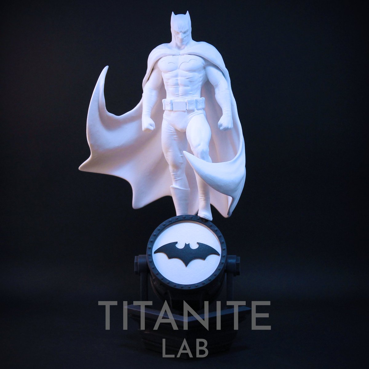 TitaniteLab's tweet photo. Credits:
Artist: @soblizz 
Web site: @CG_Trader 
Printer: @Elegoo_Official Saturn
Camera: Canon

#batman #dccomics #3dprinting #modeling #lycheeslicer #cgtrader #elegoo #saturn #waterwashableresin #printable #fanart #batfamily #acrylics #brushes #dark #photography #titanitelab https://t.co/nVGS1tajax