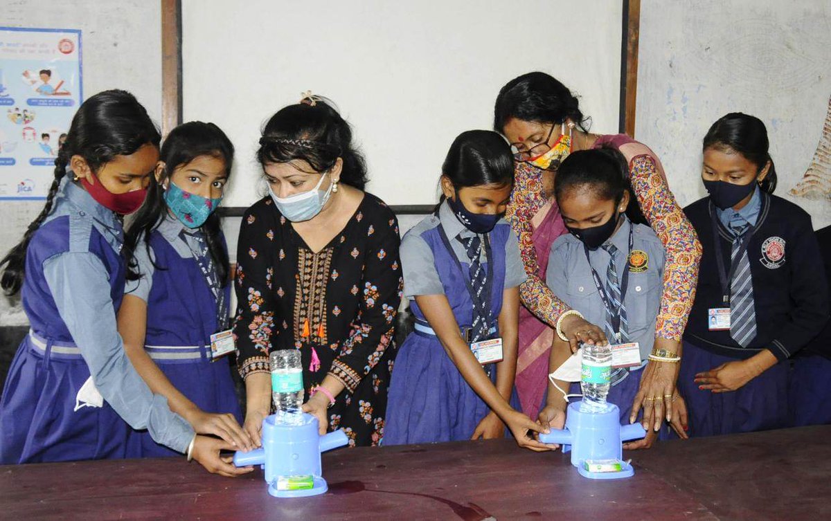 RailMinIndia's tweet photo. #AchhiAadat Campaign!

Under the nationwide “Achhi Aadat Campaign”, sessions have been conducted at various Railway Schools.
These have been focused on imbibing good hygiene &amp; sanitation habits among students, like hand washing, nail clipping, proper wearing of mask, etc. https://t.co/XH7nFbeFLw