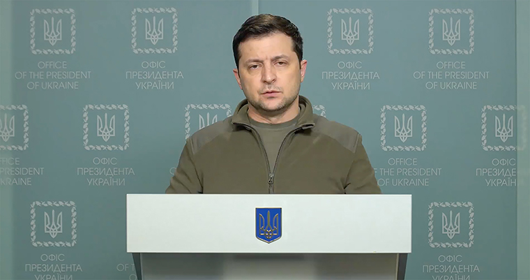Volodymyr Zelensky, presidente de Ucrania: "Esta mañana estamos defendiendo solos a nuestro país. Al igual que ayer, el país más poderoso del mundo miraba desde la distancia"