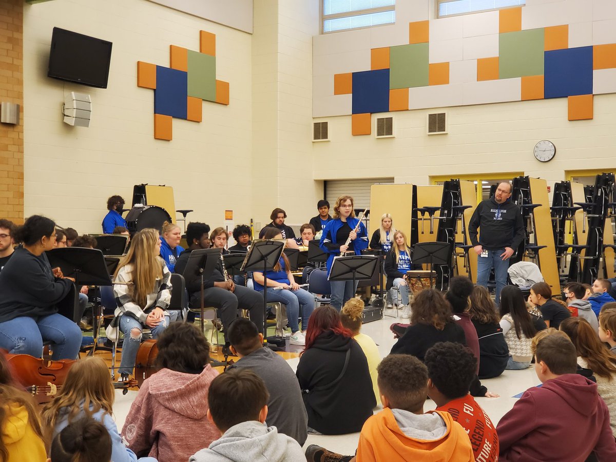 RyanBrittonEdu's tweet photo. Incredible to welcome back and hear the tallents from some @Hamilton_HLE alumni, along with their classmates, who shared their love for music and their instruments with our future 7th graders! Thank you!! #MusicRocks 🎸 #BigBlueOnTheMove #BeHighland 🦁 @MrMarkManley @HLAsstPHCSD https://t.co/Db72X17gC7
