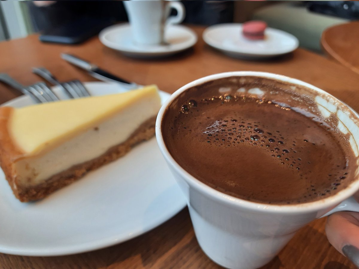 GozdeCeri's tweet photo. Madem TL yüzünden kederlendik bari bi kahve içelim kendimizi ödüllendirelim 😊
#kahve #cake https://t.co/jBeEBLZZxn