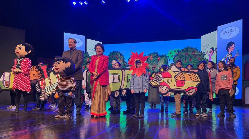 ClimateChangePK's tweet photo. Special Assistant to Prime Minister @aminattock launches #TreeBook at the Pakistan National Council of Arts on Feb 25, 2022. https://t.co/enoTZLY336