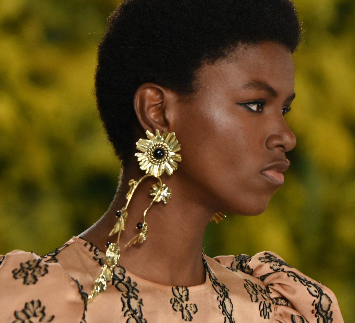 AveryEliz's tweet photo. The Chicest Jewelry &amp; Accessory Trends At NYFW on @bustle https://t.co/RkirTr0go5 https://t.co/4YXrPKA6Ry