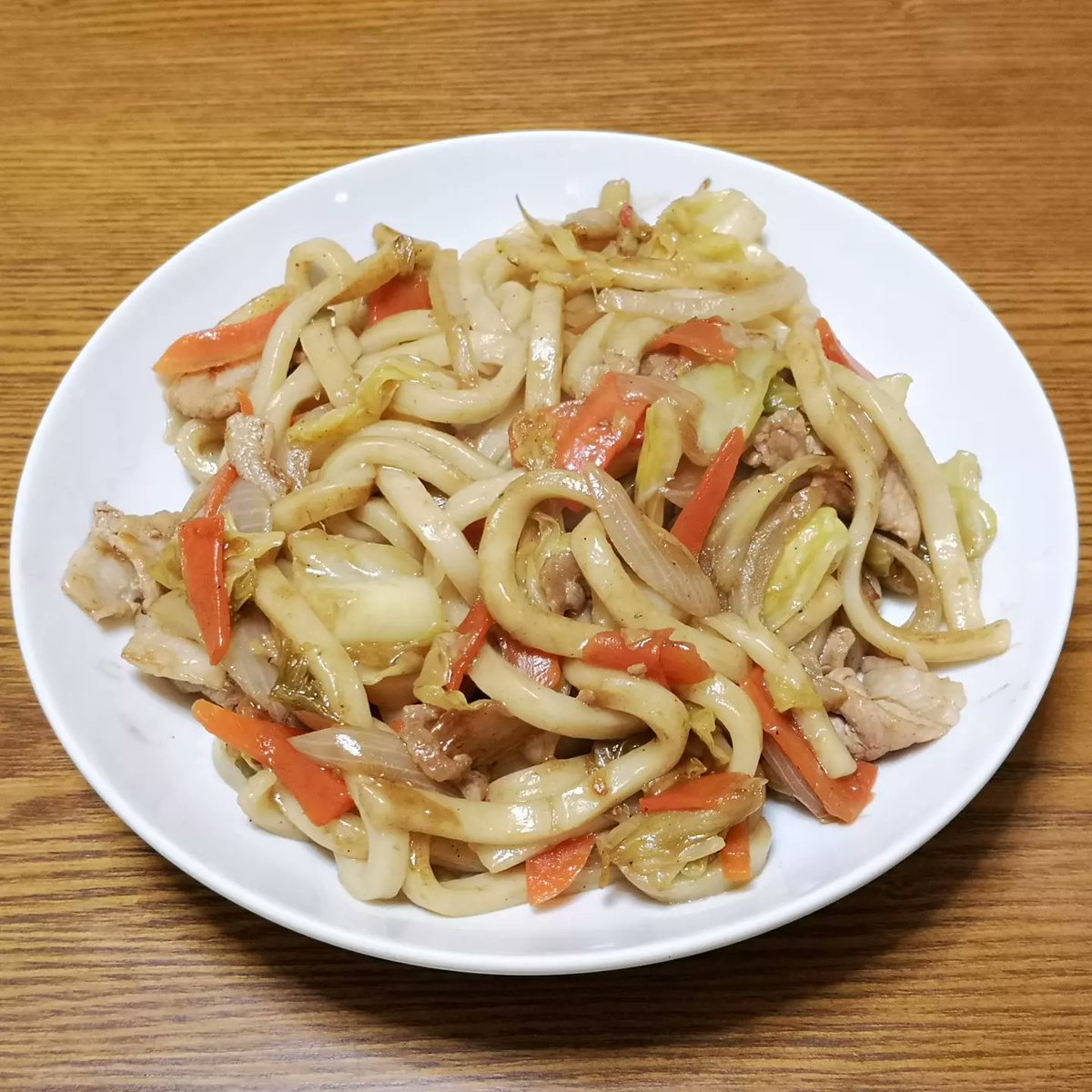 こんばんは😃🌃 今日の夕飯 。 焼きうどんソース味に🎵 甘めのフルーツソースと豚肉・野菜うどんの相性抜群で美味でした😋