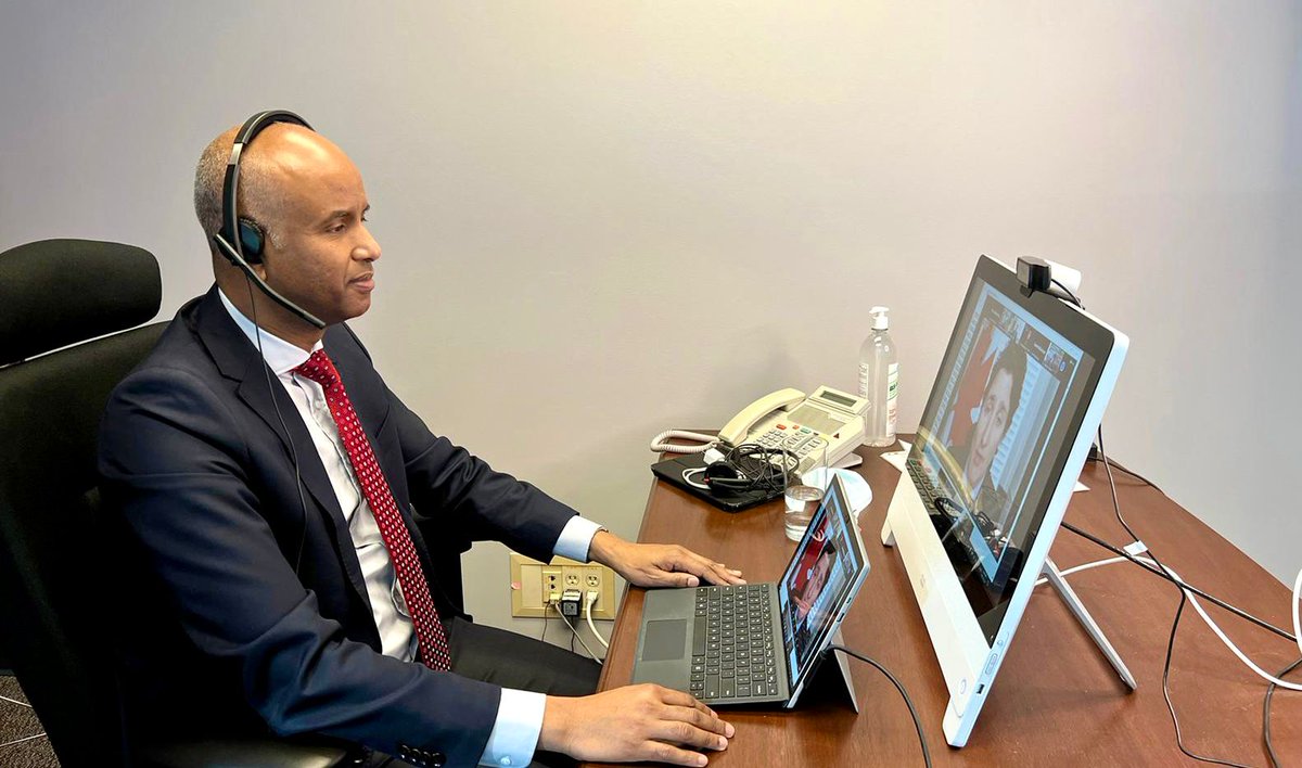 HonAhmedHussen's tweet photo. Our government’s first and foremost priority is: Canadians.

Yesterday, at the National #HousingSupplySummit I met with non-profits, stakeholders, orders of government and many others to collaborate on the ways we can address the housing supply challenges in 🇨🇦. https://t.co/gmHO59jSec