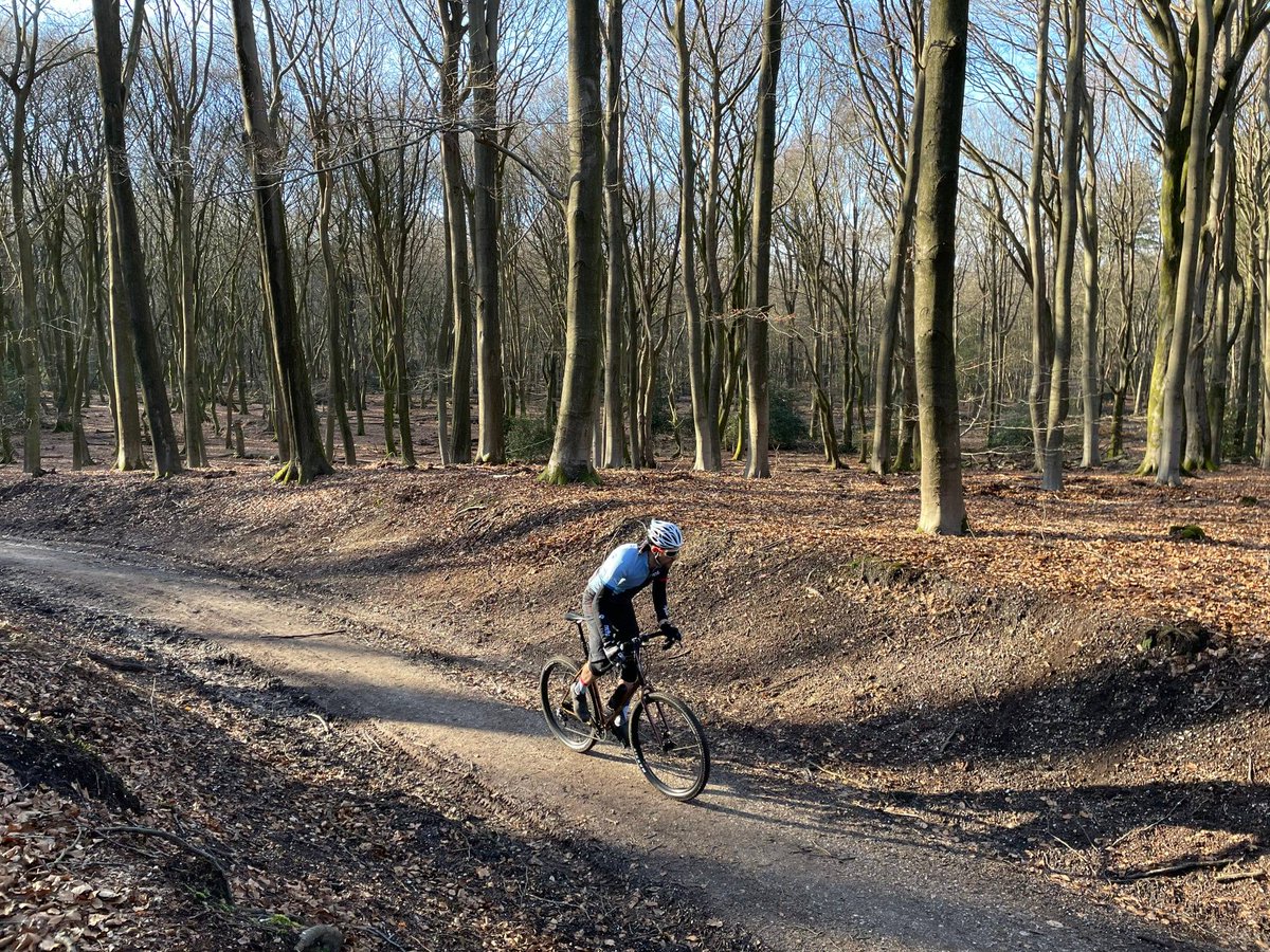 Net begonnen met gravelbiken? Dan hebben we goed nieuws voor je! Zondag 20 maart gaat onze allereerste Start2Bike gravel training van start. Een ervaren instructeur leert je in 4x lessen hoe je een betere gravelfietser wordt. De inschrijving is open▶️ bit.ly/start2bikegrav…