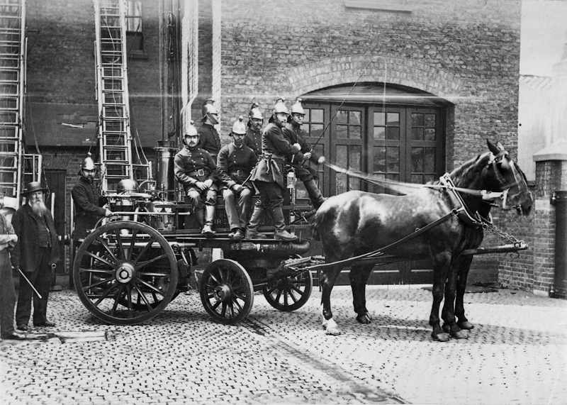 Fire engine circa 1884. The nags here are pulling a steam pumper fire engine which featured a rapid firing vertical boiler to pump water. #HoofHistory 

📸RL Sirus, @UkNatArchives COPY 1/369/253