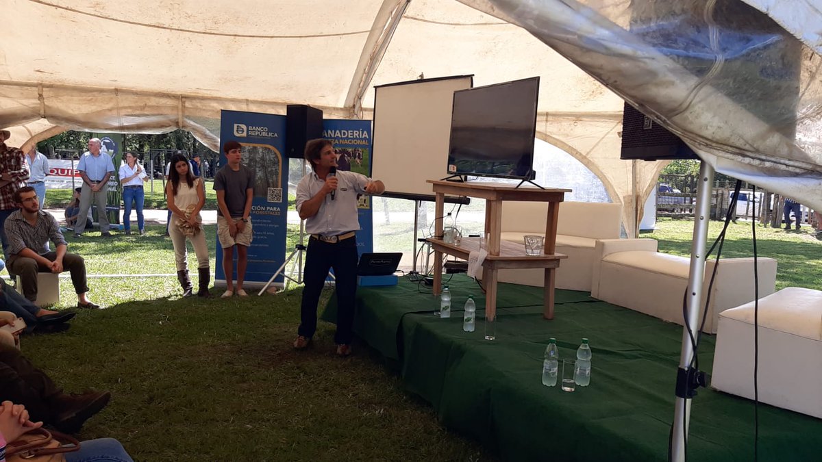 PlanAgro's tweet photo. #Ahora Pablo Etcheberry 🇦🇷 expone sobre manejo sustentable de un predio ganadero, mediante el pastoreo selectivo, en la Jornada "Ganadería Sustentable con Pastoreo Racional", en la @SocRuralDurazno, en el marco de la @expodurazno 2022. 
#sustentabilidad #ganadería https://t.co/nkgQTOqwn8