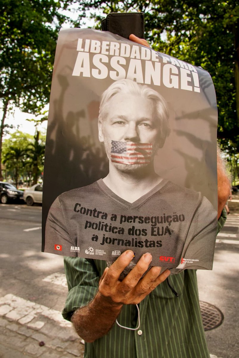 MST_Oficial's tweet photo. ✊🏿 O ato simbólico bradou pela liberdade de Julian Assange, preso político perseguido pela CIA e EUA. (...)+ https://t.co/sz9WX8WOaU