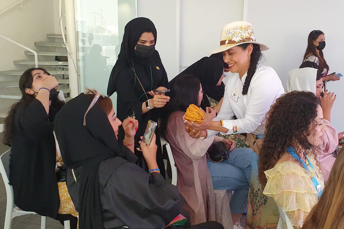 e_baquerocacao's tweet photo. Continuamos promoción del Cacao colombiano en #Expo2020Dubai. #MariaDelCampo en compañía  de nuestros expertos catadores @oscarGavanzo y Elvin Barajas, enseñan lo mejor de nuestros chocolates 🇨🇴@juangobotero @fedecacao @SAColombia @MinAgricultura @ADR_Colombia @BancoAgrario https://t.co/qeojGGZZeJ