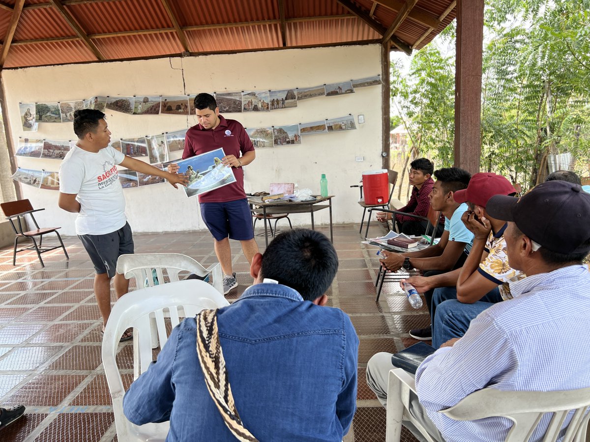 breadofhope's tweet image. Last Sunday, we finished our first training session with our third group of Sembradores in Colombia. 🇨🇴
For 5 days these Wayuu pastors studied the story of the Gospel chronologically from Creation to Jesus.
Many of them were amazed to see how the Old Testament connected to Jesus.