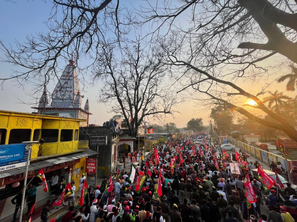 yadavakhilesh tweet picture