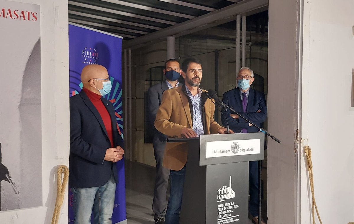 marccastells's tweet photo. Hem inaugurat el @fineartigualada amb fotògrafs de tot el món que exposen en 20 espais singulars i emblemàtics de la ciutat. Hi han fotografies delicioses. Gràcies a tots els que ho feu possible.
Els enamorats d'aquest art no us ho podeu perdre! @igualadaccc2022 https://t.co/fgv9oWmPBO