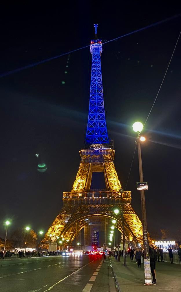 dhboutin's tweet photo. Soutien total à nos amis ukrainiens 🇫🇷🇺🇦 la nuit prochaine s’annonce terrible, notamment à Kiev.. nos pensées parisiennes vous accompagnent 🙏🏻😔 #parisforukraine #UkraineUnderAttack https://t.co/0nJ7OwnlZB