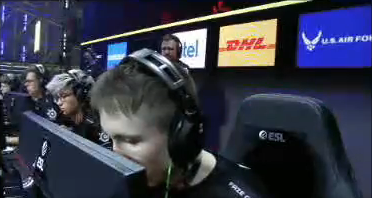 Nohte's tweet photo. ropz out here literally entering the matrix https://t.co/Z8pJDhDhI6