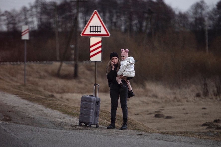 På plats i Lviv, Ukraina med @JerkerIvarsson, som tagit bilderna jag delar.

Vi åkte in via Polen och möttes av en flera kilometer lång kolonn av människor som försökte ta sig ut ur landet. 

Vi kommer att rapportera på Aftonbladet.se de kommande dagarna. Följ oss gärna.