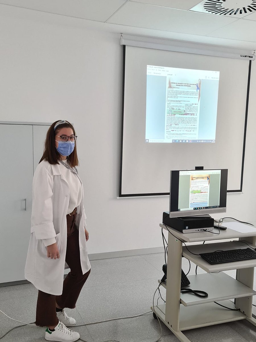 CS_SanAnton's tweet photo. @mirigyal estudiante de enfermeria,Gloria y Maca  (R2 MF ) han expuesto sus sesiones clínicas esta semana. 
Seguimos con la docencia en @CS_SanAnton 
@Area2Cartagena https://t.co/cfbVRJee5N