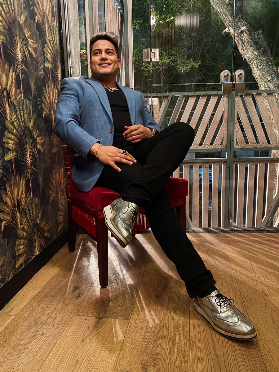 JULIOPONZE's tweet photo. Te deseo mucho éxito en tu vida y no permitas que nadie te quite las ganas de triunfar … #besazos y bendiciones. 
🍀🌱✅ 🪙🛸🍴
#ootd #julioponze #lifestyle #singer #dreambig https://t.co/fsmwnBvkx3