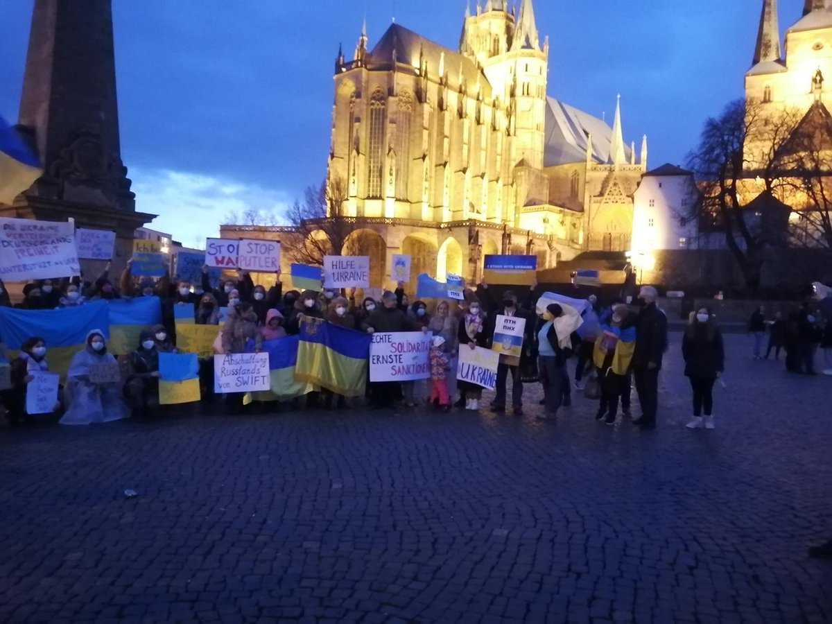 6Luchs7's tweet photo. Heute demonstrierten 900 Personen auf der Kundgebung der Erfurter Beethovenverbände (r2g) auf dem Domplatz für „Solidarität mit der ukrainischen Bevölkerung“. #EF2502 https://t.co/Ucz0nOWJB9